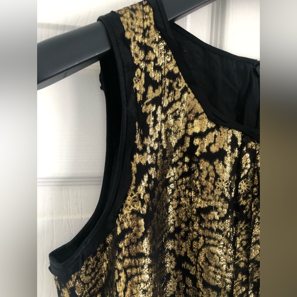 Sleeveless metallic top. - Picture 9 of 14